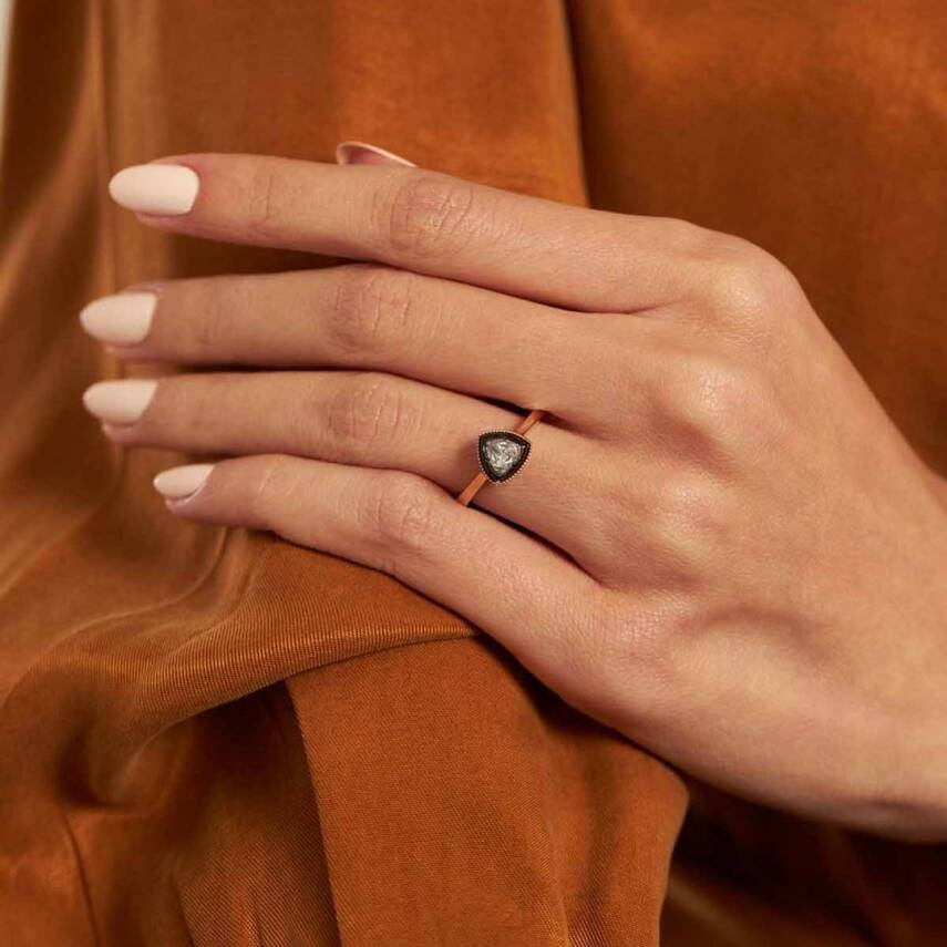 Siyah Mineli Üçgen Tektaş Altın Yüzük - Semih Haşhaş Kuyumculuk